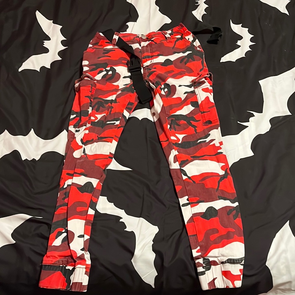 don’t fit. worn once. cargo pants red camo size M